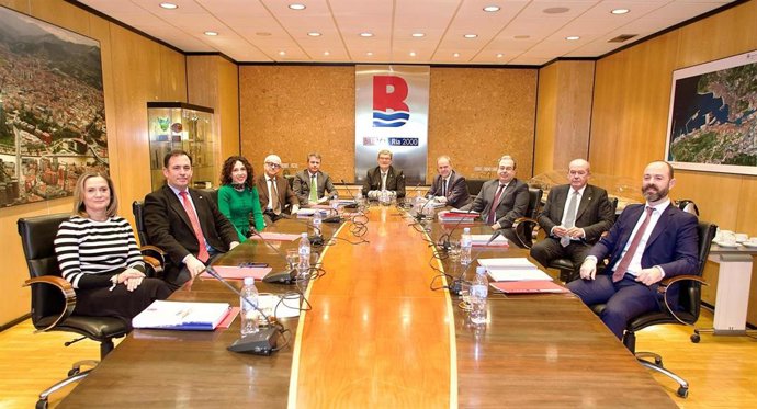 Consejo de Administración de Bilbao Ría 2000 encabezado por su presidente, Juan Mari Aburto, y su vicepresidente, José Antonio Santano.