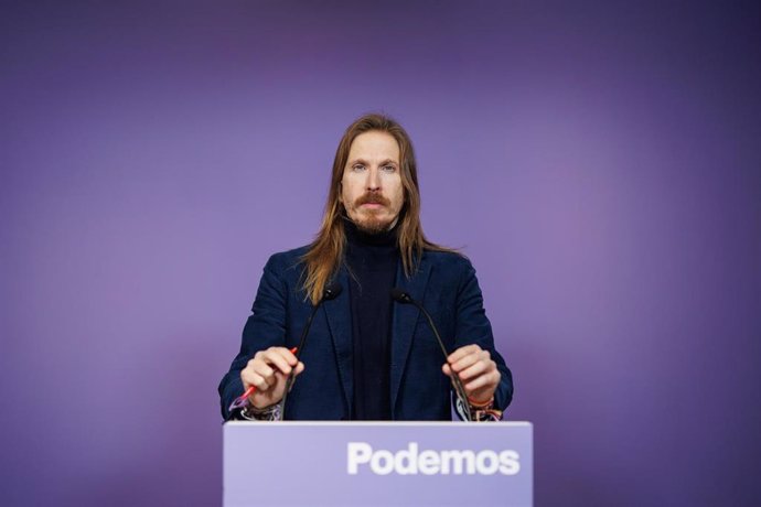 El portavoz de Podemos, Pablo Fernández, ofrece una rueda de prensa, en la sede de Podemos