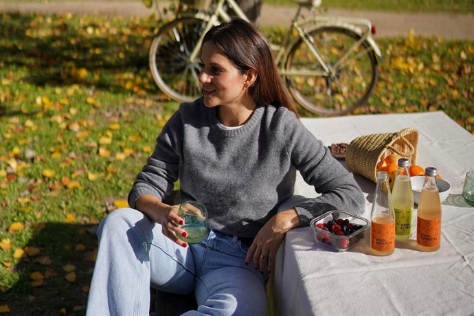 Imagen de la influencer @Veratrends tomando una kombucha de la marca Víver Kombucha.