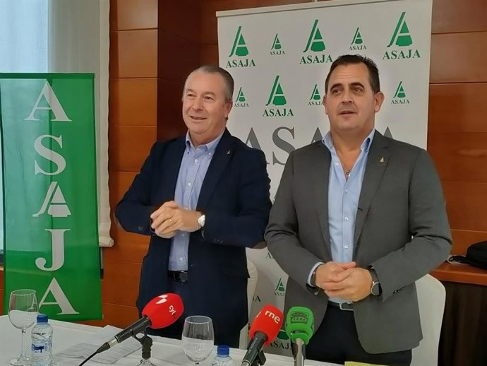 El presidente de Asaja Salamanca, Juan Luis Delgado (d), junto al presidente autonómico, Donaciano Dujo (i), en Salamanca