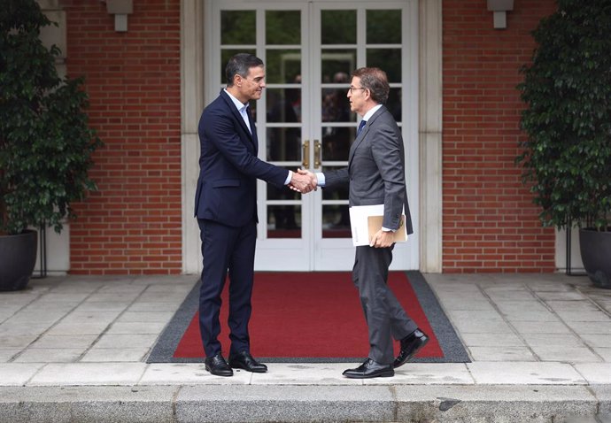 Archivo - El presidente del Gobierno, Pedro Sánchez (i) y el presidente del Partido Popular, Alberto Núñez Feijóo (d), se saludan a su llegada a una reunión en La Moncloa, a 10 de octubre de 2022, en Madrid (España).