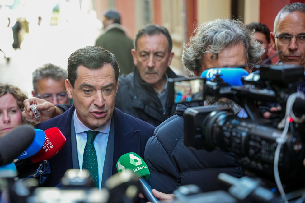 El presidente de la Junta, Juanma Moreno, atiende a los medios antes de participar en el tercer foro 'Andalucía hacia el futuro' de Europa Press