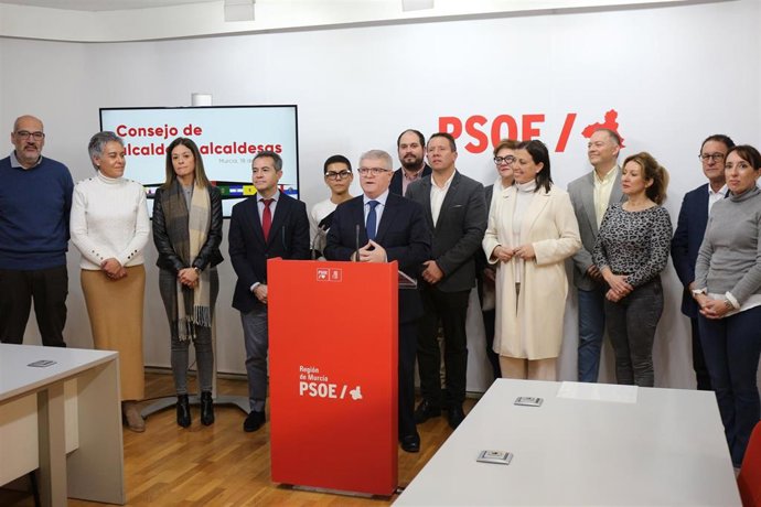 El secretario general del PSOE de la Región de Murcia, José Vélez, junto a alcaldes y alcaldesas del PSOE