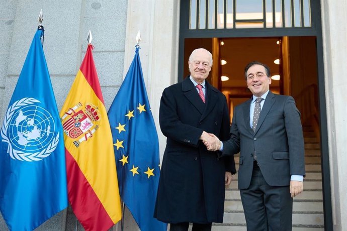 El ministro de Asuntos Exteriores, Unión Europea y Cooperación, José Manuel Albares, y el enviado especial de la ONU para el Sáhara, Staffan de Mistura, se reúnen en Madrid