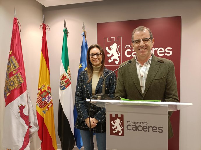 El portavoz de Vox en el Ayuntamiento de Cáceres, Eduardo Gutiérrez, y la concejala Raquel Mirat