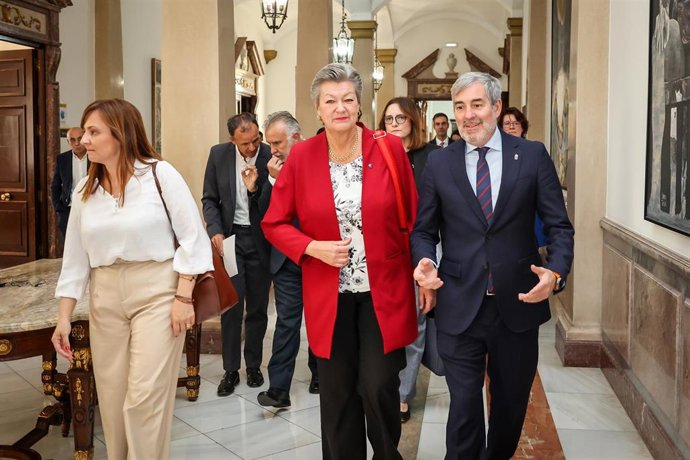 La comisaria de Interior, Ylva Johansson (c) y el presidente de Canarias, Fernando Clavijo (d), a su llegada a una rueda de prensa tras un encuentro, a 15 de diciembre de 2023, en Las Palmas de Gran Canaria, Gran Canaria, Islas Canarias (España). Dicho 