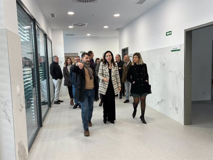 La consejera de Salud y Servicios Sociales, Sara García Espada, visita el Centro de Salud de Logrosán