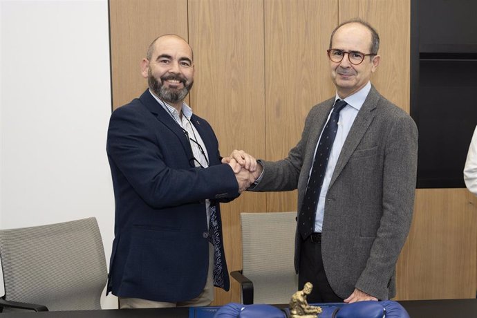 Los presidentes de la Real Federación Española de Boxeo, Felipe Martínez, y el rector de la CEU UCH, Higinio Marín, tras el acuerdo por el que la institución académica becará a deportistas en el Grado de CAFD.