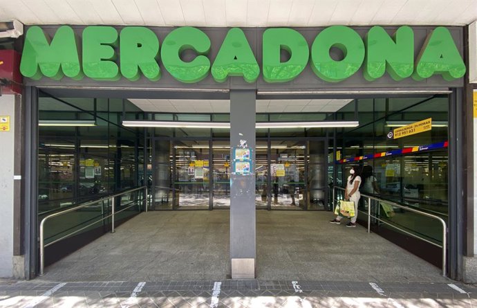 Archivo - Una tienda de Mercadona en Madrid. La cadena pondrá a la venta a partir del próximo 14 de mayo mascarillas higiénicas no reutilizables en pack de 10 unidades a un precio de venta de seis euros cada uno, bajo la marca Deliplus, con el fin de da