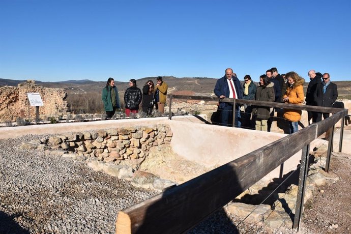 El vicepresidente primero de Castilla-La Mancha, José Luis Martínez Guijarro, visita el yacimiento Prao de los Judíos'