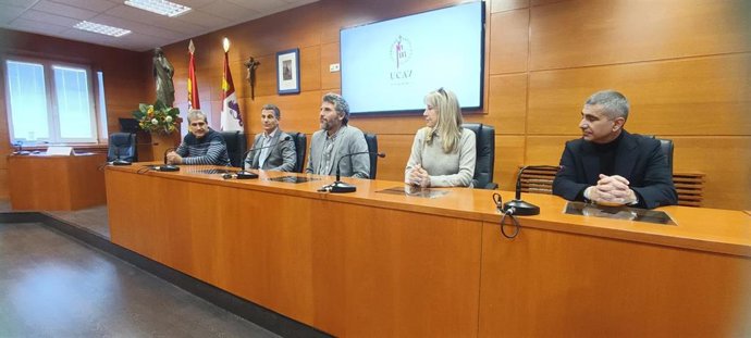 Un momento de la firma del convenio en la UCAV.