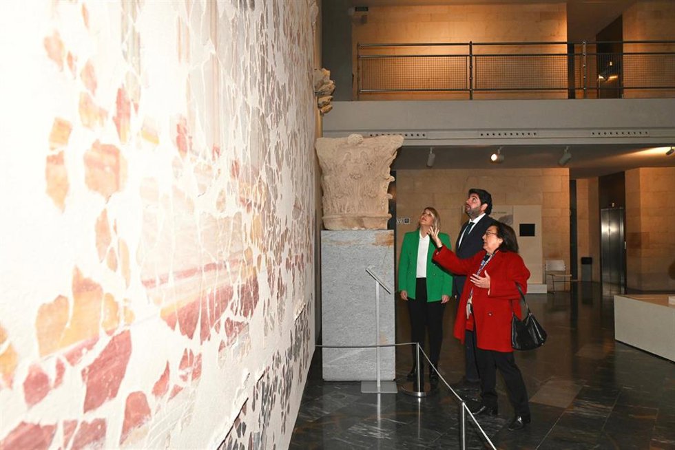 El presidente del Gobierno de la Región de Murcia, Fernando López Miras, la alcaldesa de Cartagena, Noelia Arroyo, y la directora del Teatro Romano de Cartagena, Elena Ruiz Valderas, visitan el mural con las piezas recuperadas del pórtico