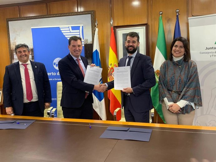 Imagen de la firma del convenio para depositas los restos tartésicos del antiguo edificio de Hacienda de Huelva en instalaciones del Puerto onubense.