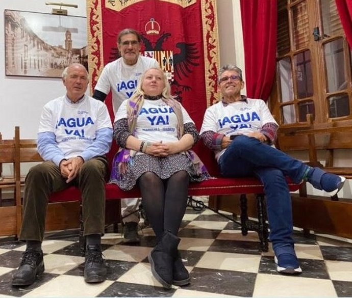 Francisco Casero (izda.) junto al resto de miembros de 'Unidos por el Agua' encerrados y en huelga de hambre en el Ayuntamiento de Villanueva de Córdoba.