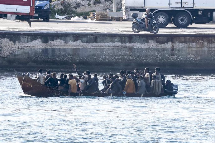 Archivo - Una embarcación con migrantes a su llegada a la isla de Lampedusa, Italia (archivo)
