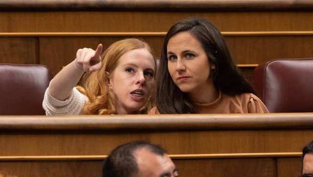 La secretaria de Organización de Podemos, Lilith Verstrynge (i) y la secretaria general de Podemos, Ione Belarra (d), durante una sesión plenaria, en el Congreso de los Diputados.