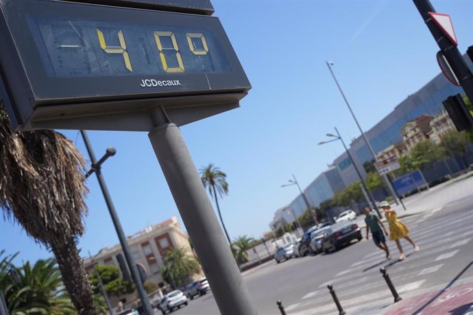Archivo - Un termómetro indica una temperatura de 40ºC durante la cuarta ola de calor del verano, a 22 de agosto de 2023, en Valencia