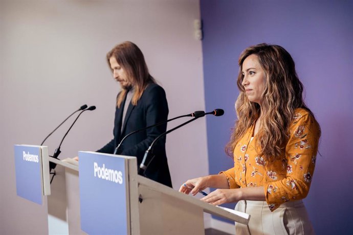 El portavoz de Podemos, Pablo Fernández, y la secretaria de Acción Institucional y también copprtavoz, María Teresa Pérez, en una rueda de prensa