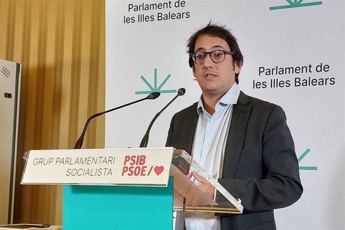 El portavoz parlamentario del PSIB-PSOE, Iago Negueruela, en rueda de prensa.