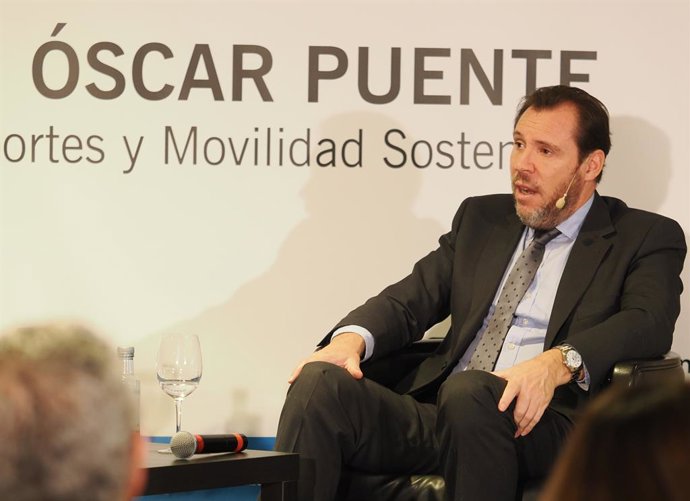 El ministro de Transportes y Movilidad Sostenible, Óscar Puente, participa en un desayuno bajo el título, 'Conversaciones políticas', a 18 de diciembre de 2023, en Valladolid, Castilla y León (España)