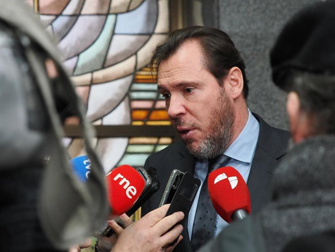 Puente atiende a los medios minutos antes de participar en la toma de posesión del nuevo delegado del Gobierno.