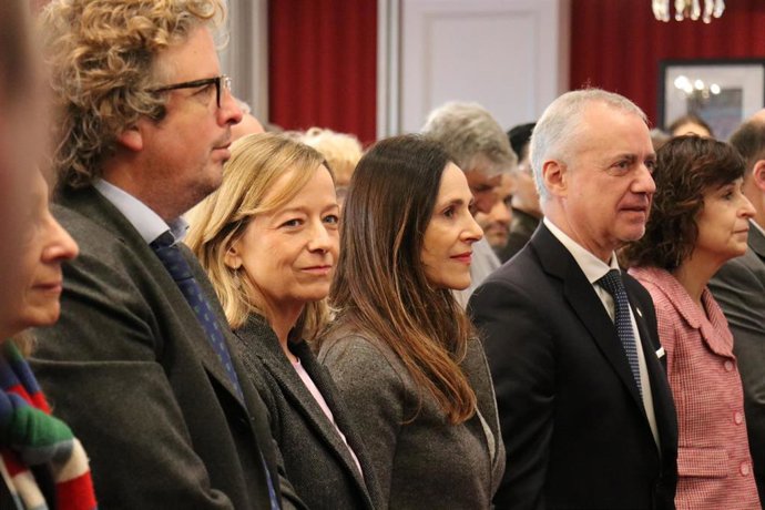 Representantes institucionales, encabezadas por el lehendakari, Iñigo Urkullu, en la inauguración en San Sebastián el VIII Congreso Mundial de Colectividades Vascas