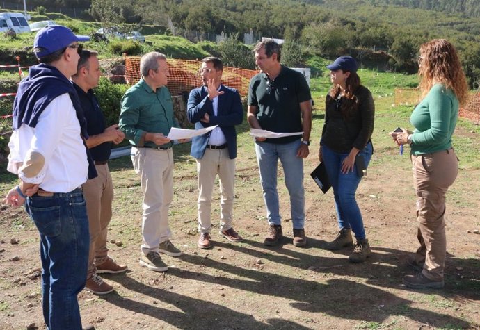 El consejero de Sector Primario del Cabildo de Tenerife, Valentín González, y el alcalde de Los Realejos, Adolfo González, en una visita a la finca de Las Llanadas