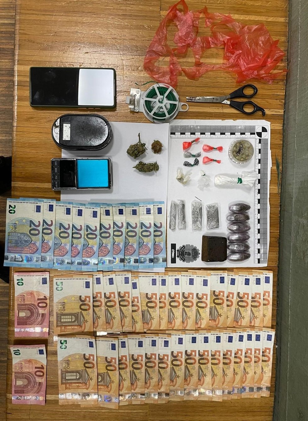 Droga, dinero y otros efectos intervenidos a un vecino de Vigo, detenido por la Policía Local el 15 de diciembre de 2023.