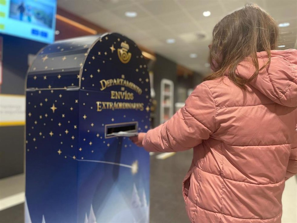 Buzones navideños instalados por Correos.
