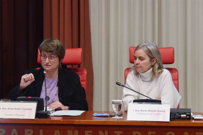 A la izquierda, la consellera de Educación de la Generalitat, Anna Simó, en la comisión de Educación del Parlament