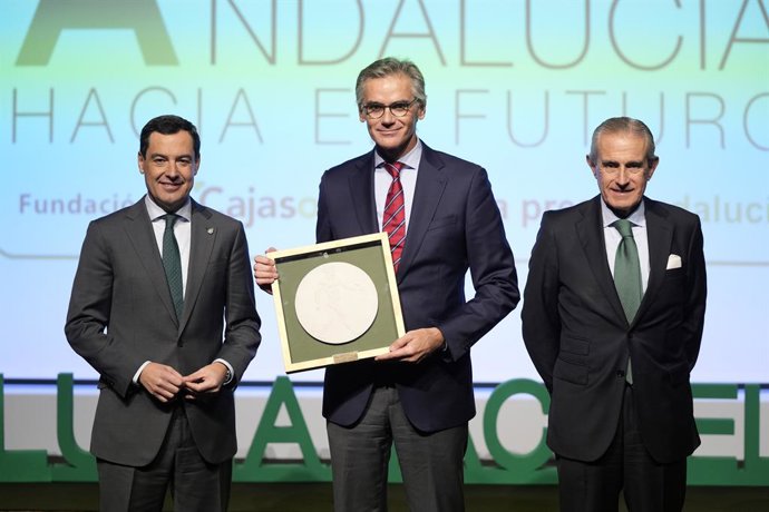 El presidente de la Junta, Juanma Moreno (i), junto a el presidente ejecutivo de Europa Press, Asís Martín de Cabiedes (d) ,entrega  la segunda edición de los premios 'Andalucía hacia el futuro' a Juan Martínez-Barea (c), Fundador y Presidente de Univer