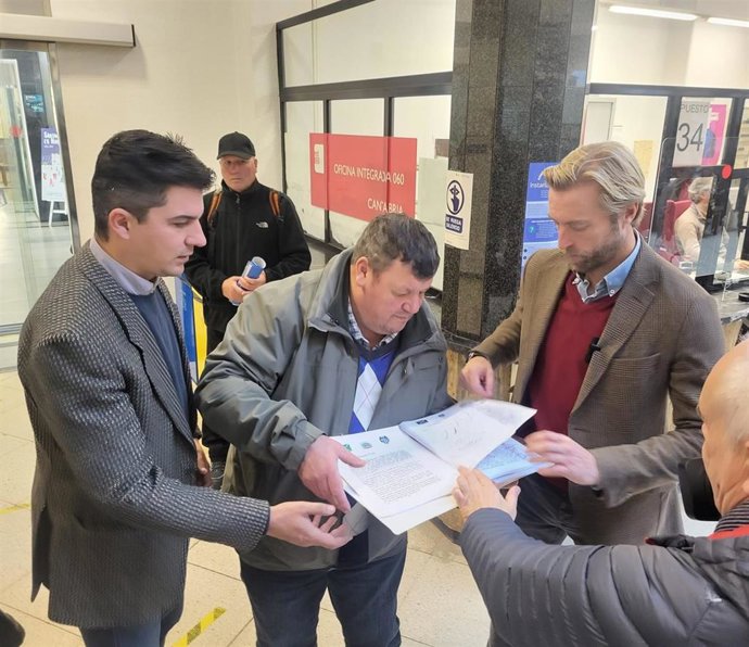 Los portavoces del PSOE, Daniel Fernández (i), y del PRC, Felipe Piña (d), con el presidente de la asociación San Román en Acción, Luis Benito Domínguez, en el registro de las firmas.