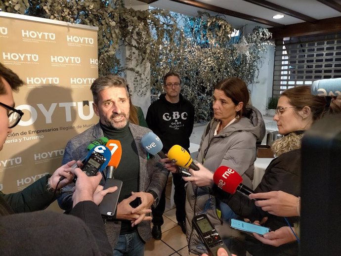 El presidente de la Federación Regional de Empresarios de Hostelería y Turismo Región de Murcia (HoyTú), Jesús Jiménez, atiende a los medios