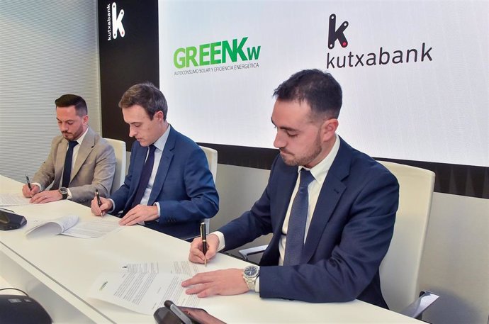 Cajasur y GreenKw firman un convenio para facilitar la instalación de paneles fotovoltaicos en empresas.