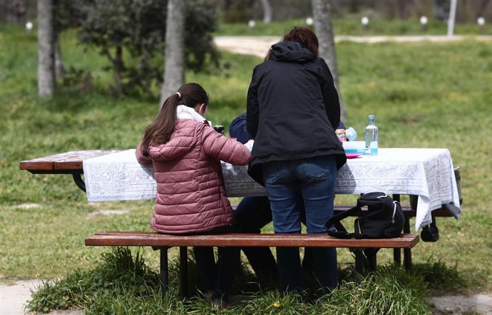 Archivo - Una familia de picnic, foto de recurso