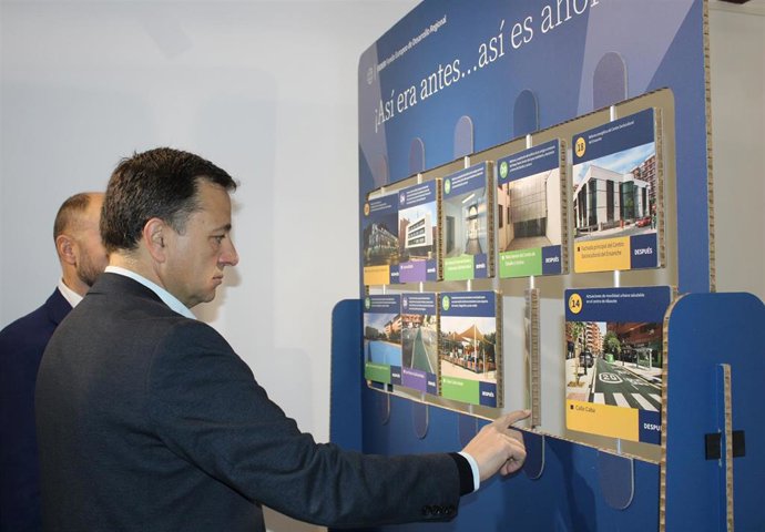 El alcalde de Albacete, Manuel Serrano, ha animado a los albaceteños a visitar la exposición 'Nos movemos contigo'