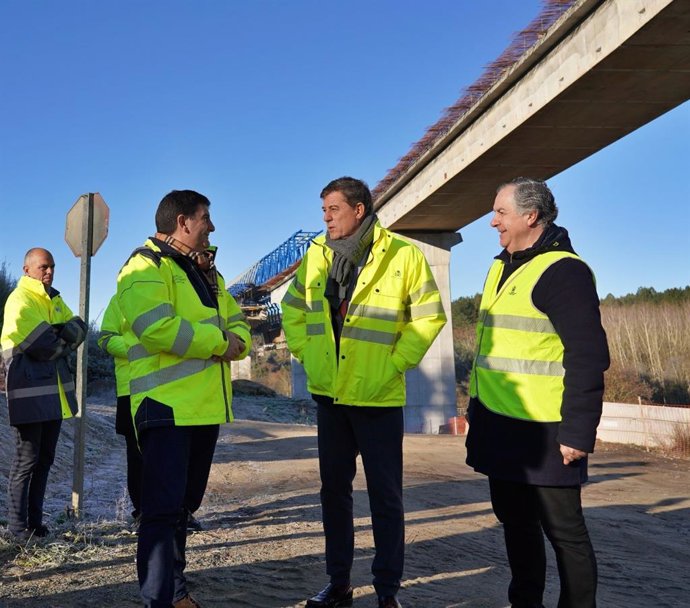 El candidato del PSdeG a la Presidencia de la Xunta, José Ramón Gómez Besteiro, junto al delegado del Gobierno, Pedro Blanco, visita las obras de un viaducto en Palas de Rei (Lugo)