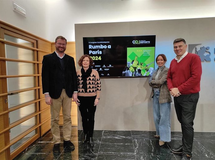 El delegado de Deportes y Protección Civil de la Diputación de Córdoba, Antonio Martín (izda.), en la presentación del congreso 'Rumbo a París'.