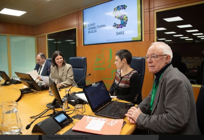 Azkarraga ha comparecido ante la Comisión de Derechos Humanos para plantear su opinión sobre las medidas de "excepción" aplicadas a los presos que pertenecieron a ETA