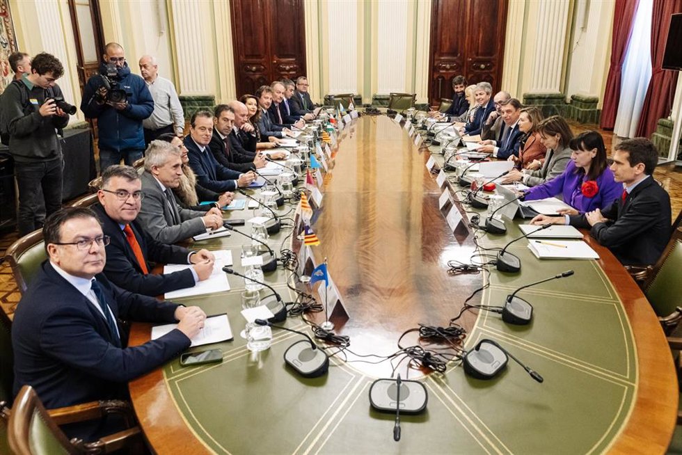 El ministro de Agricultura, Pesca y Alimentación, Luis Planas (5d), se reúne con los consejeros de Pesca de las comunidades autónomas, en la sede del Ministerio, a 18 de diciembre de 2023, en Madrid (España). El objetivo del encuentro es intercambiar pu