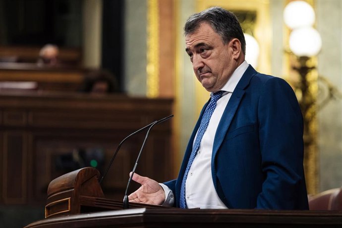 El portavoz del PNV en el Congreso, Aitor Esteban, interviene durante una sesión plenaria, en el Congreso de los Diputados, a 12 de diciembre de 2023, en Madrid 