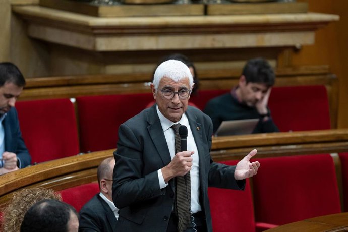 El conseller de salud, Manel Ballcels, interviene a una sesión de control al Govern, en el Parlament, a 13 de diciembre de 2023, en Barcelona