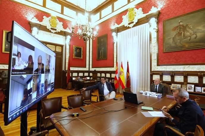 El alcalde de Valladolid, Jesús Julio Carnero, y los concejales Alberto Gutiérrez (izq) e Ignacio Zarandona (dcha), durante la reunión telemática de la Junta General de la SVAV.