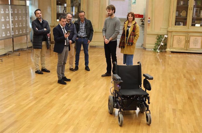 El presidente de la Diputación de Badajoz, Miguel Ángel Gallardo, recibe al ingeniero extremeño que ha ideado una silla de ruedas controlada por voz