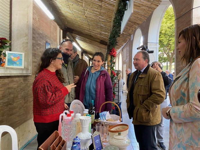 El presidente de la Diputación de Huelva, David Toscano, visita el Mercadillo Solidario.