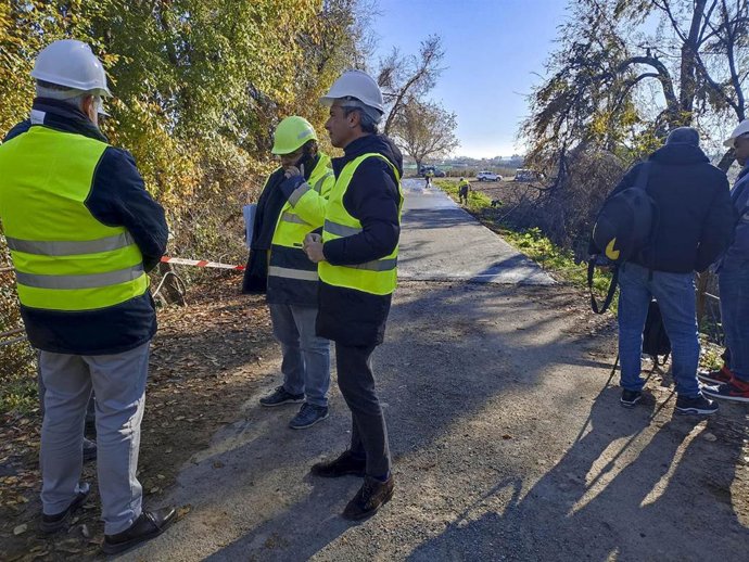 El vicepresidente primero y delegado de Sostenibilidad, Infraestructuras y Agricultura de la Diputación de Córdoba, Andrés Lorite, visita la intervención en el Centro Agropecuario.