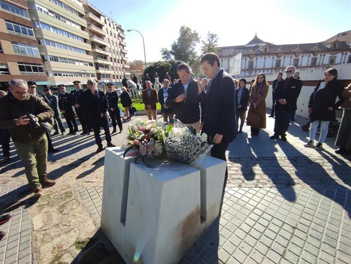 Homenaje a las dos policías locales María de los Ángeles García y María Soledad Muñoz, asesinadas el día 18 de diciembre de 1996 tras un atraco en un banco de Córdoba, en el que el guardia jurado Manuel Castaño resultó tiroteado.