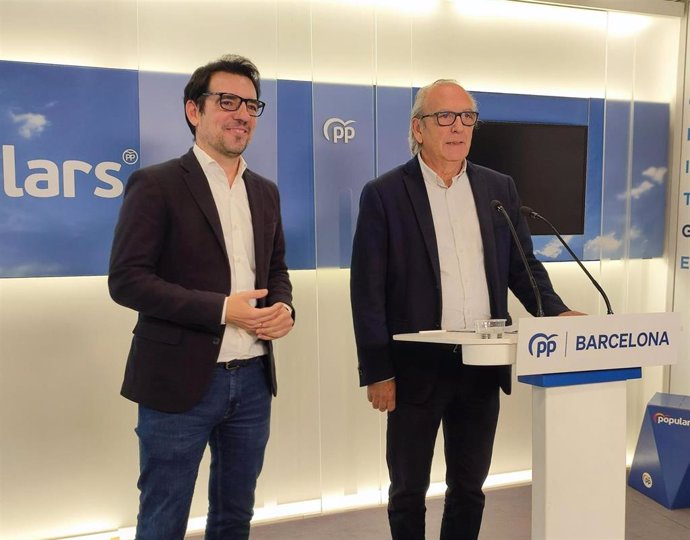 El líder del PP de Barcelona, Manu Reyes, y su secretario general, Josep Tutusaus, en rueda de prensa