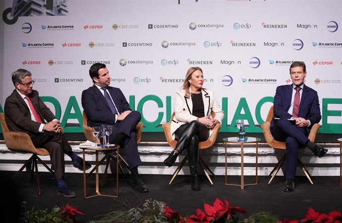 Componentes de  la cuarta y última mesa, redonda, con la consejera de Economía,  el director de Acerinox Europa, (2d); el representante de Cosentino,(1i); y el presidente ejecutivo de Coxabengoa (2i).
