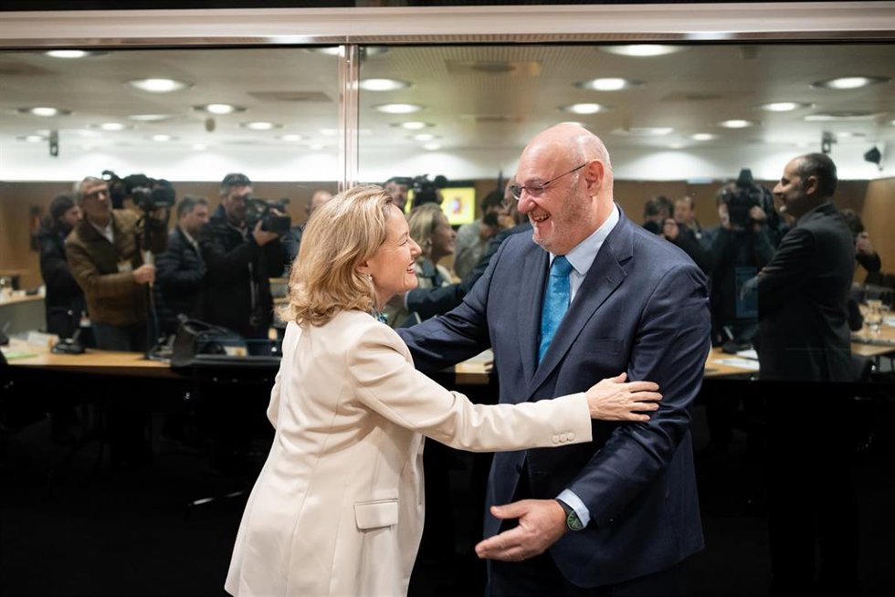 La vicepresidenta primera y ministra de Economía, Comercio y Apoyo a la Empresa, Nadia Calviño, y el director general de la Confederación Española de Cajas de Ahorro, José María Méndez, se saludan a su llegada a una reunión con el gobernador del Banco d